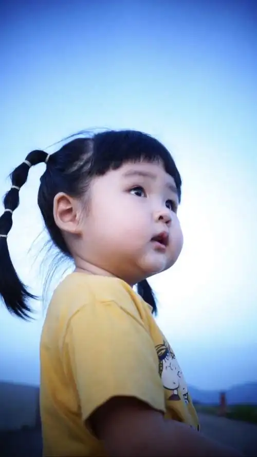 拜托拜托 这个超可爱 翻白眼的小女孩表情包是谁?