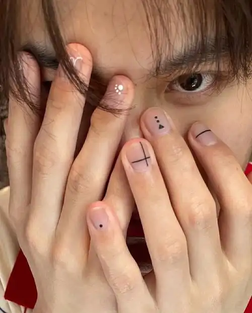 美甲分享  #男士美甲  小哥哥自己拿笔在纸上把每一个手指头图案画