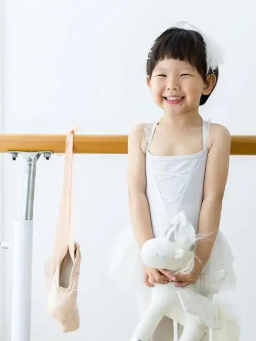 跳芭蕾的小丫头