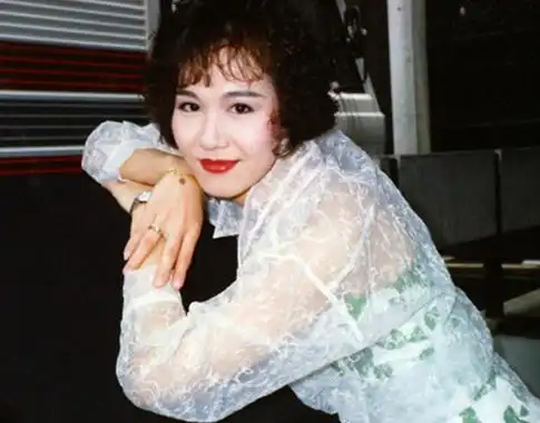 麦景婷表示,有一次吕颂贤去关岛潜水,拍了当地的水晶教堂照片给我看