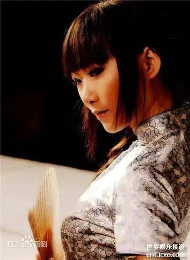 因父母离异,跟母亲一起生活的修竹,整个童年是在琴房里度过的,即使练