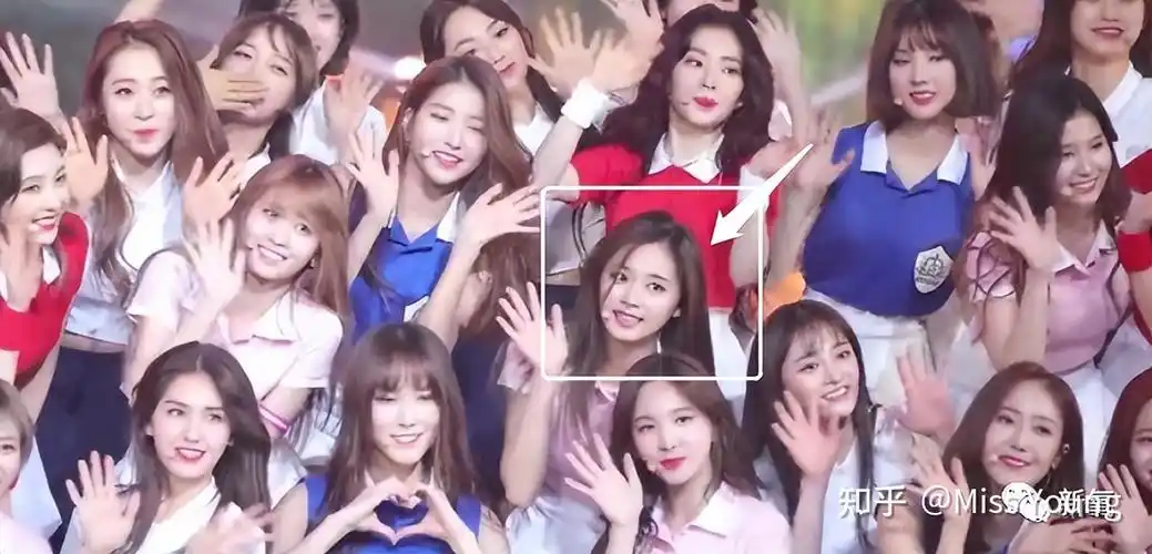 她却舒服得不像话但其实当周子瑜和其他女爱豆同框时,就会凸显出她的