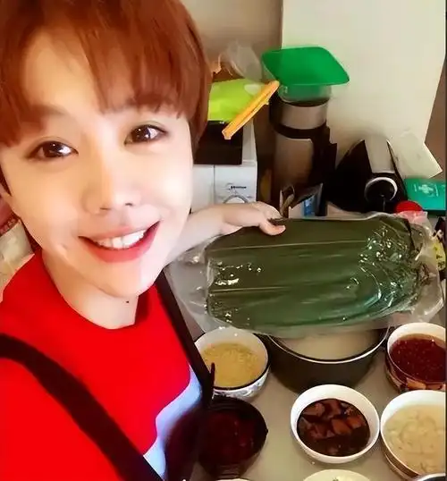 但是只要去看过姜妍的微博,我们就会发现她真的是一个美食狂,她常常