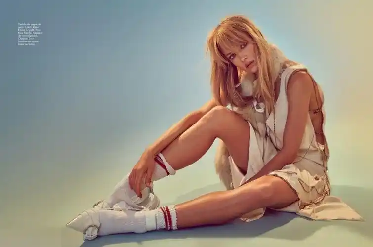 体育画报泳装超模汉娜-弗格森为法国著名时尚品牌elle拍摄了一套时尚