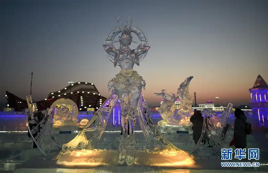 "炫彩"冰雕闪耀冰雪世界