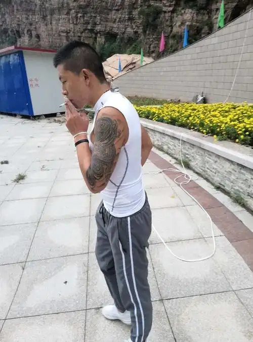 山里玩又遇到大哥了这纹身比昆山龙哥的还霸气看着都害怕
