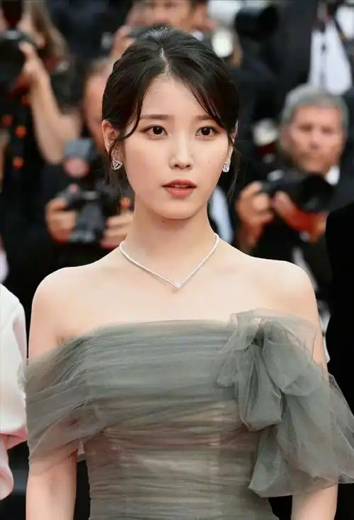 iu李知恩唯美纱裙走红毯,白皙肌肤毫无瑕疵,生图太能打_腾讯新闻