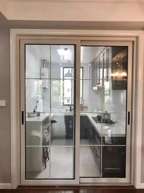 厨房的推拉门选择与整体木作类似的白色调门框,整体显得更加和谐美观