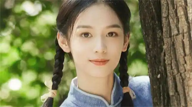 她被誉为神颜小花被李冰冰力捧仅4年就拥有逆天资源