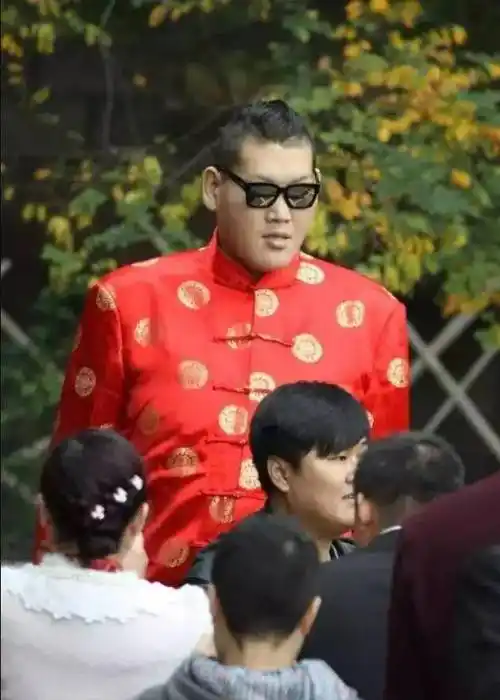 亚洲巨人张欢:身高2.38米,找1_特鲁姆普_姚明_篮球