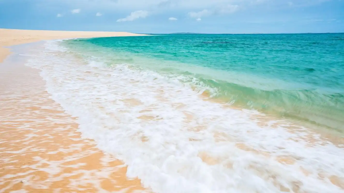 蔚蓝的海洋风景图片高清宽屏桌面壁纸