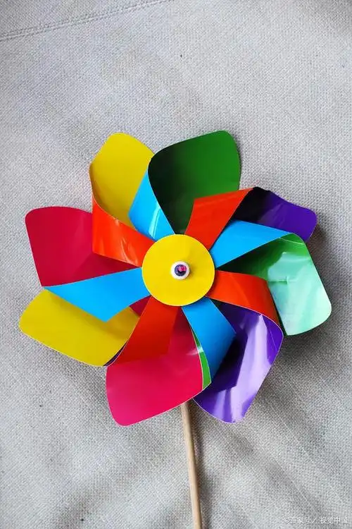 风车是一种简单而有趣的玩具,可以通过手工制作来体验创造的乐趣.
