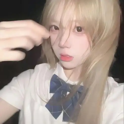 【真人女生头像】    这一年的蝉鸣比那一年都要聒噪,教室外枝桠疯长