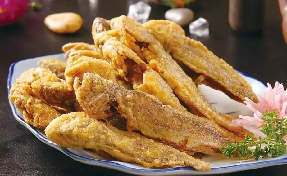 炸鱼时,不要直接下锅,饭店都这样做,外皮酥脆,鱼肉鲜嫩无腥味