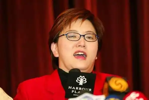 图文:刘海若"凤还巢" 重伤后首度在香港亮相(8)