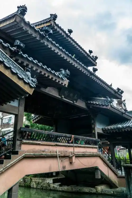 p data-id="gnwx5ovyip">马嘶岩寺,位于广东省普宁市,坐落于池尾马山