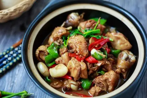 很多人喜欢吃麻辣味的菜肴,像一些农家乐就以辣子鸡作为特色菜肴,一盘