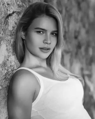 真像梦露!女友晒与东契奇合影照片羡煞旁人,原来他们还是姐弟恋