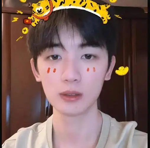 最近北慕就邀请过李知恩一起互动玩小游戏,这也是目前王者荣耀大主