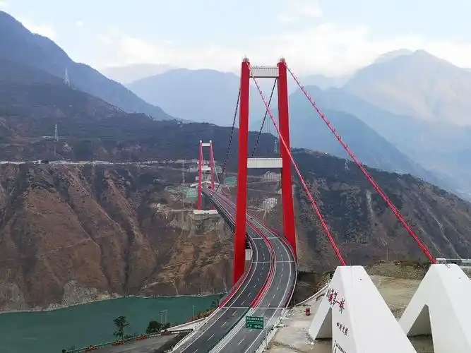 2014年9月20日,雅康高速公路全线开工;2017年12月31日,雅安至泸定95