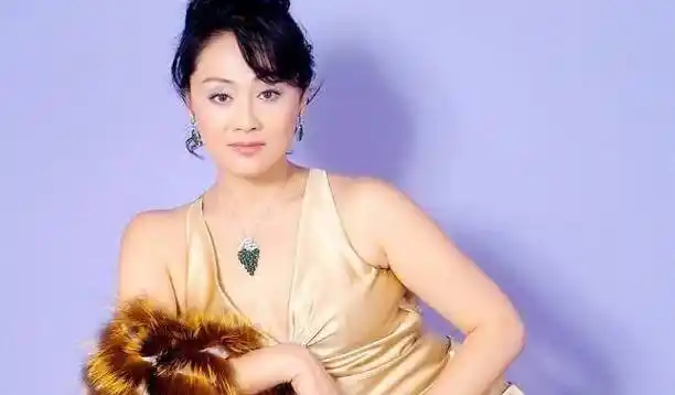 56岁王姬全家照,老公帅气女儿颜值惊人,27岁儿子智商仅4岁_生活_印象