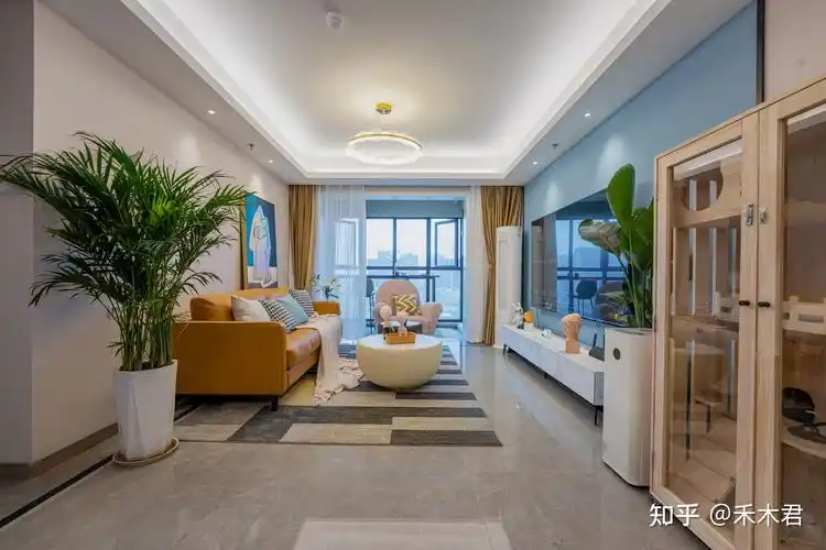 通过低调沉稳的雾霾蓝表现,使客厅空间变得温馨又柔和,丰富空间情感