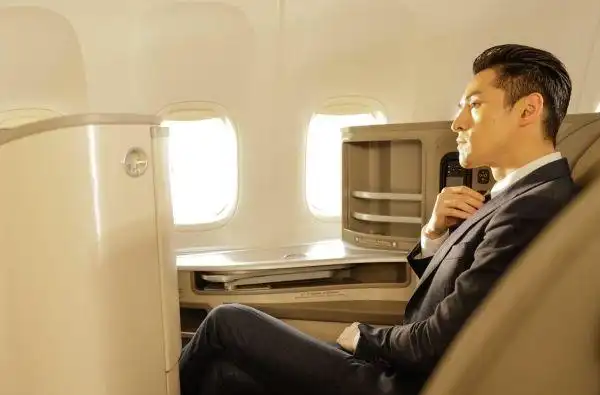 胡歌代言东航胡机长制服诱惑大片花絮曝光