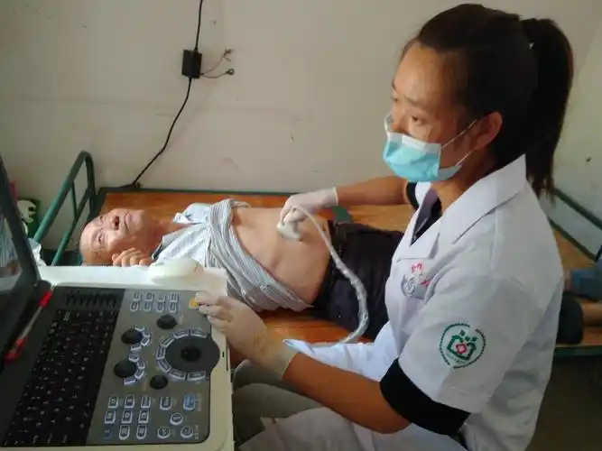 认真检查每一项指标,村民积极配合,依次进行各项体格检查,群众对工作