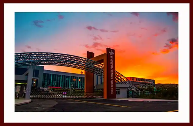 清晨的东方一缕红色的彩霞映入眼帘,当快接近北山宣化青岛啤酒厂时