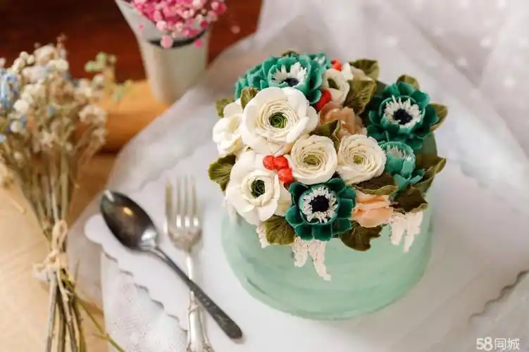 韩式裱花培训生日蛋糕短期培训来润堂西点培训学院