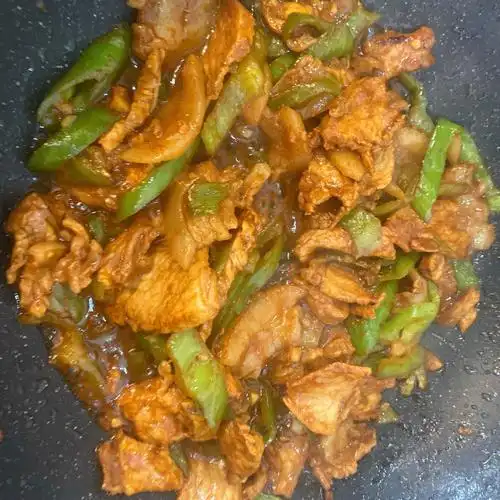 集美们  今天分享一份超级下饭菜-辣椒炒肉  零失败做法简单  一起