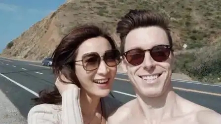 陈赫前妻许婧和外籍男友同框秀恩爱 男方身材健硕