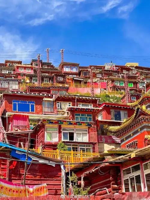 这个夏日去寻找信仰朝圣色达五明佛学院在山顶俯瞰错落有致的红房子