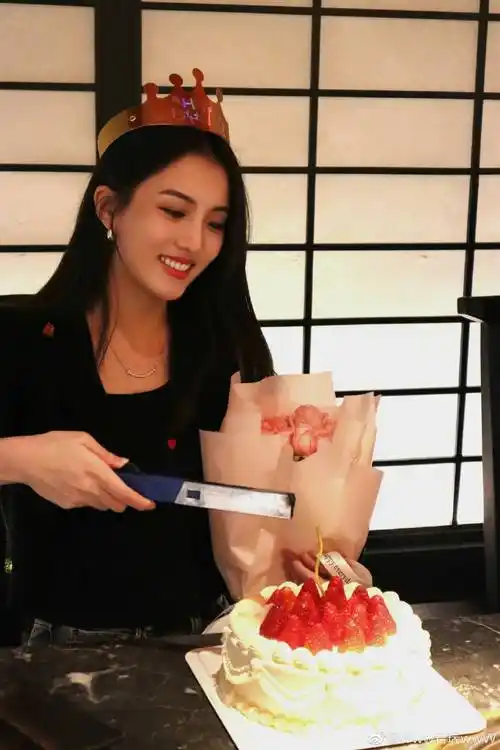 赵继伟的"校花"妻子君瑞,肤白貌美身材傲人,明星送周杰伦门票_王君瑞