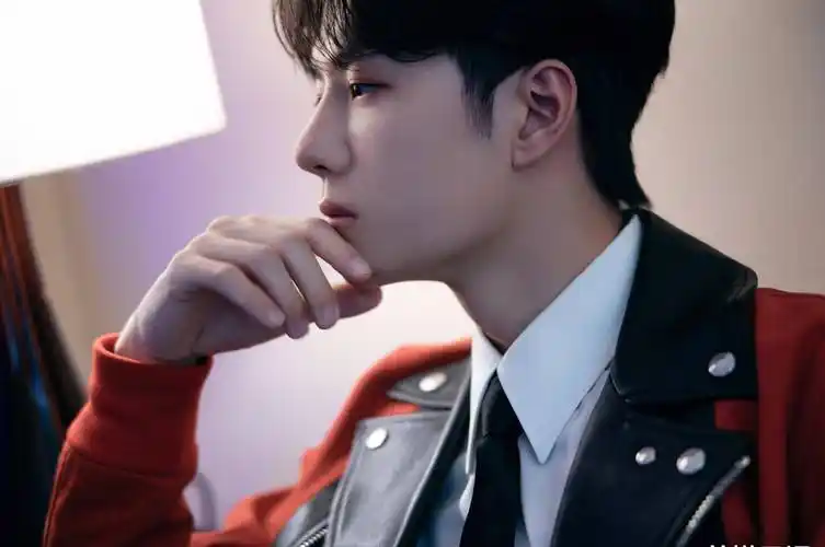 王一博 王俊凯 易烊千玺的电视元宵晚会红衣造型,是难得一见的喜庆