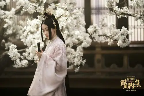 自影片定档以来接连发布"刀剑出鞘"版海报,"如梦似幻"剧照"入戏动情"