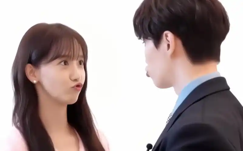 林允儿x李俊昊"他说她像他的卡通形象耶""你俩就这么喜欢撅撅嘴啊～"