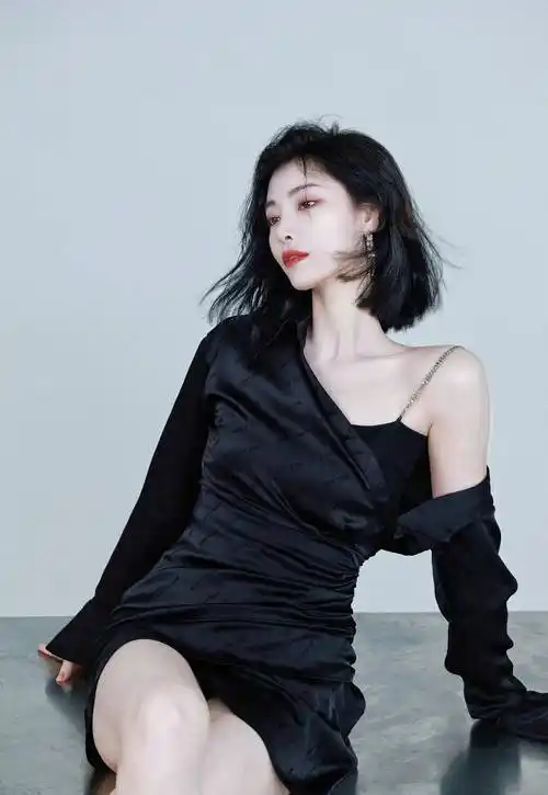 许佳琪27岁生日写真,在高冷酷飒御姐和清新元气学姐中切换自如_实力派