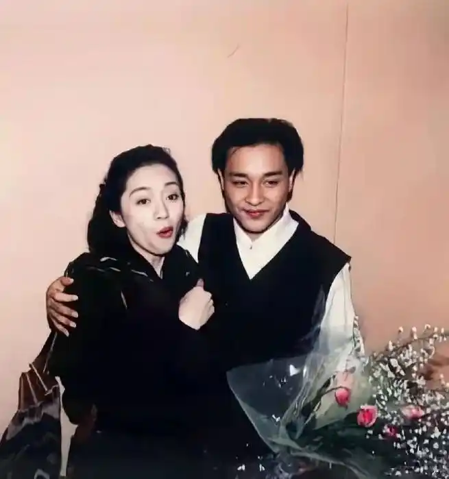 1989年张国荣告别演唱会后台,梅艳芳探班.#老照片  - 抖音