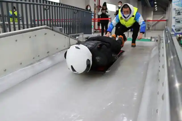 游客体验钢架雪车 邓方佳摄