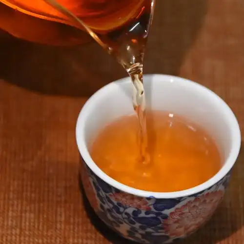 在其茶叶颜色乌黑,茶汤红润亮丽,茶香浓郁,口感甘醇,加工六堡茶要经过