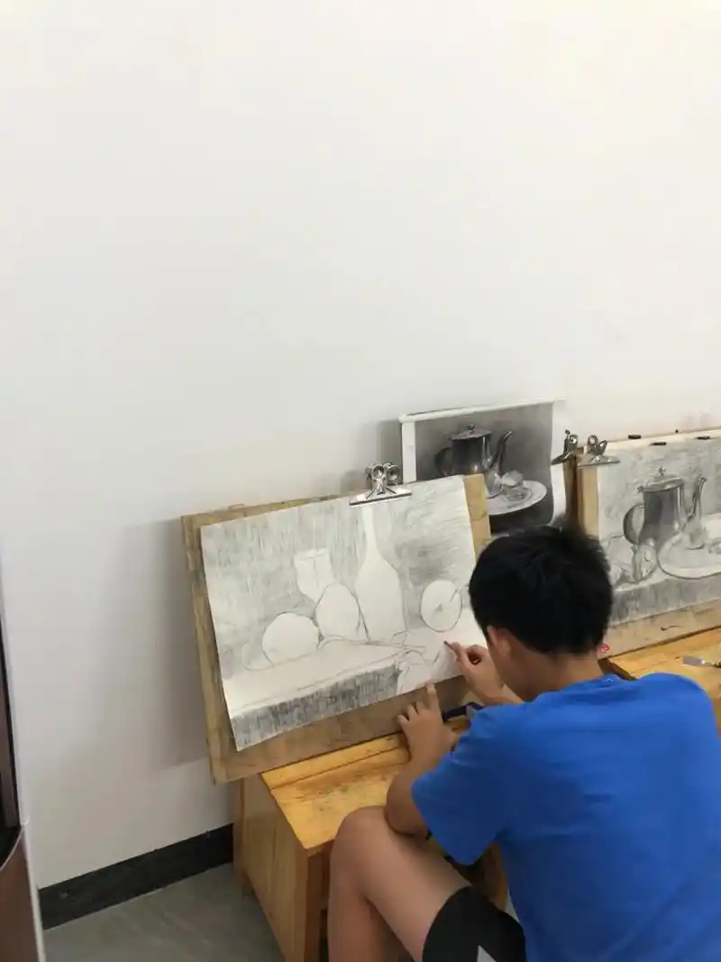 不同年龄段的素描课