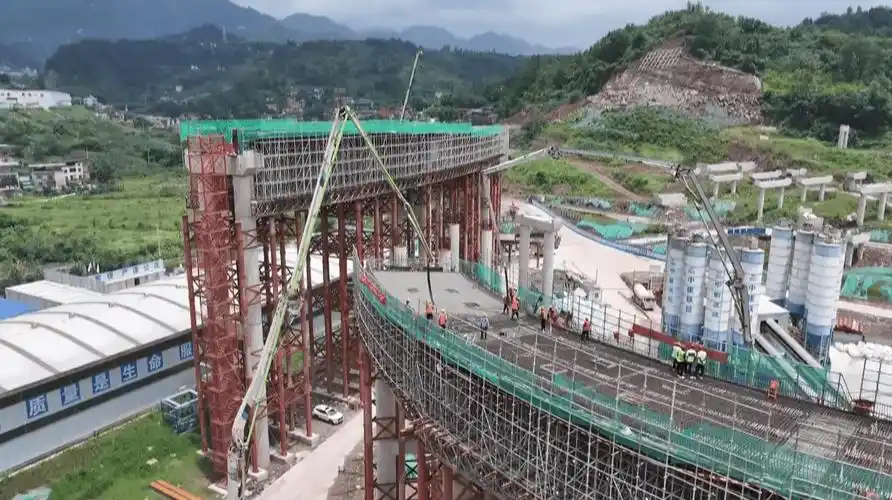 重庆:万开达高速高梁北互通首联支架现浇梁浇筑完成
