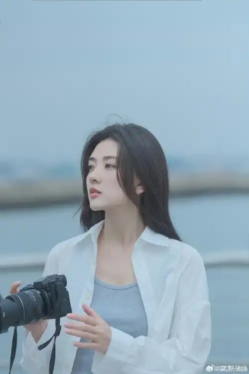 梁洁海边白衬衫写真##梁洁海边清冷氛围感随拍