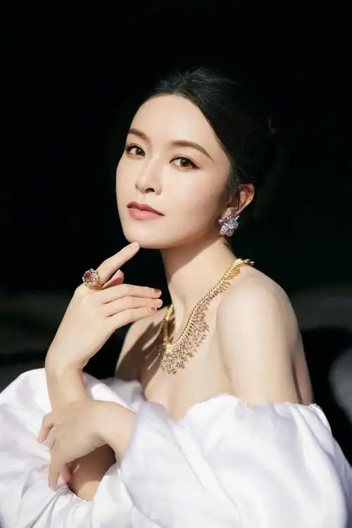 清冷气质单眼皮的女明星(淡妆也很妩媚的女明星)(21)