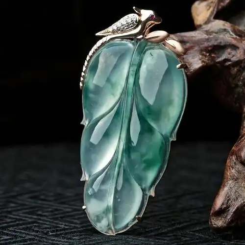 18k金伴钻镶嵌冰种飘花翡翠叶子吊坠9.9g