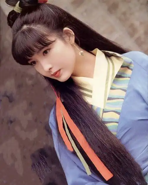 周慧敏晒古装旧照长发造型清纯甜美皮肤白皙