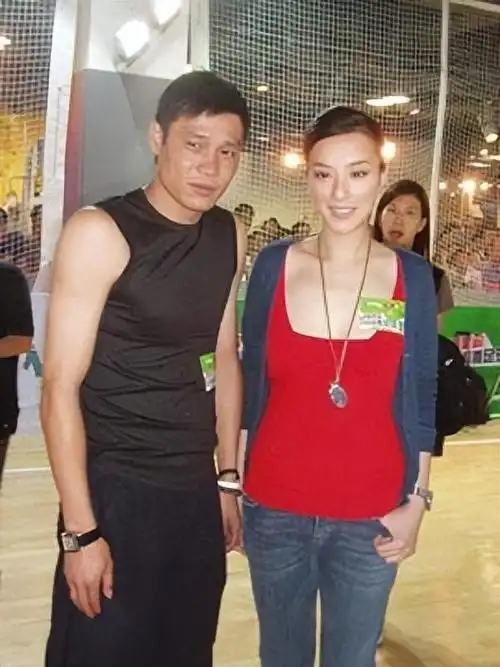 回顾范志毅被前妻逼着给百万分手费如今娶小娇妻和女儿当闺蜜