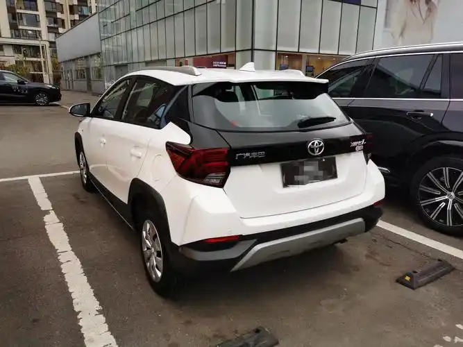 2022款丰田致炫x领先版尾部黑改白