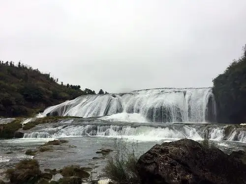 陡坡塘瀑布,这是85版《西游记》主题曲唐僧师徒四人牵马过河的场景.